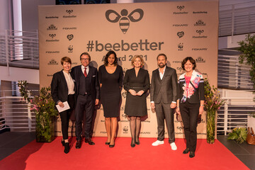 v.l.: Petra Hornberger und Kay Labinsky (BurdaVerlag), Cassandra Steen (Sngerin, #beebetter-Testimonial), Bundesministerin Julia Klckner (#beebetter-Schirmherrin), Steven Gtjen (TV-Moderator, #beebetter-Testimonial), Margret Mergen (Oberbrgermeisterin Baden-Baden)