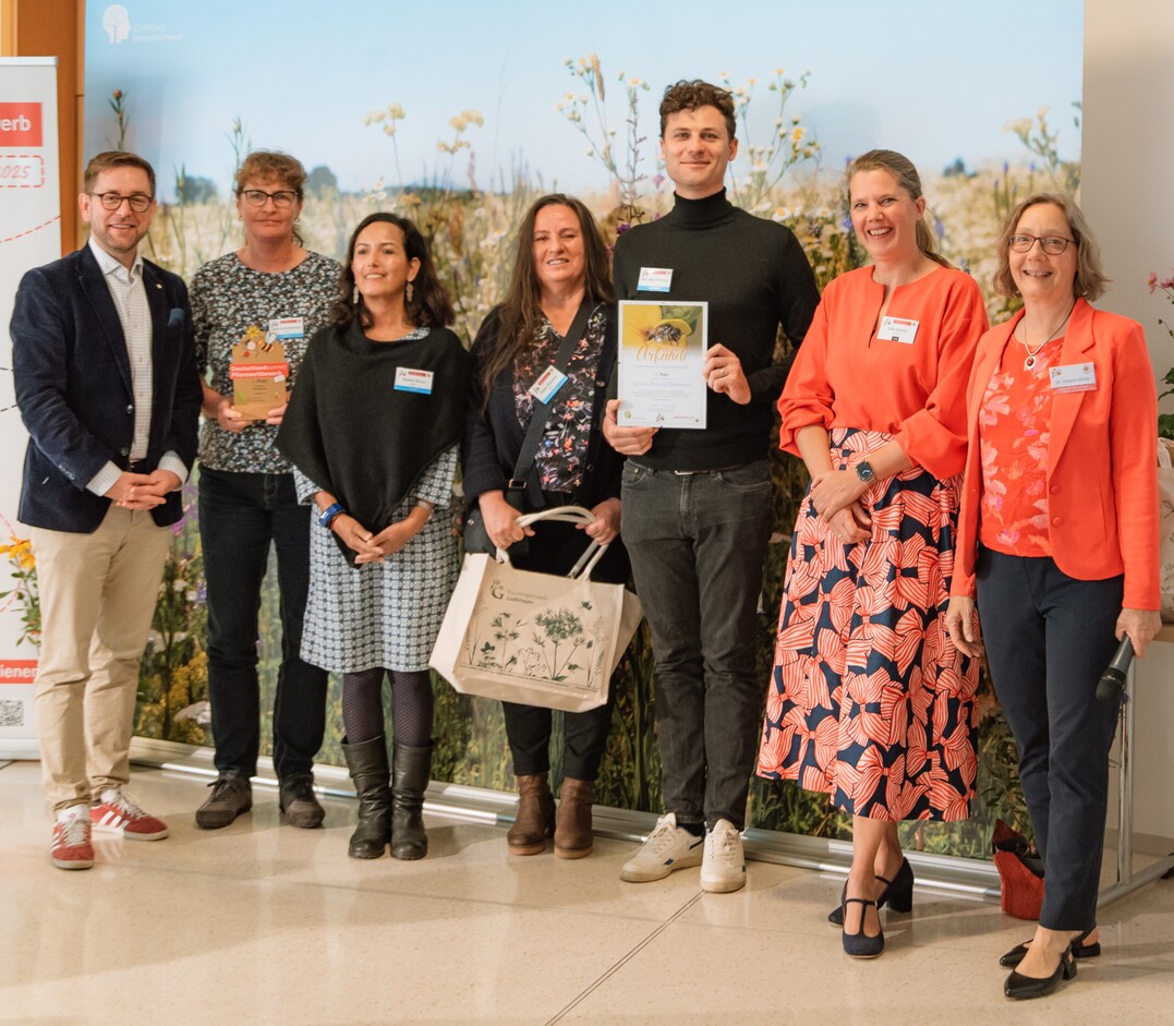 Stiftungsleiterin Dr. Corinna Hlzer (re.), Wettbewerbsleiterin Julia Sander (2 .v. re.) und Staatssekretr Andreas Kraus (li.) ehren eine Gewinnergruppe. 